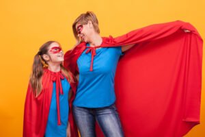 Mãe e filha vestida com roupa de super-herói.