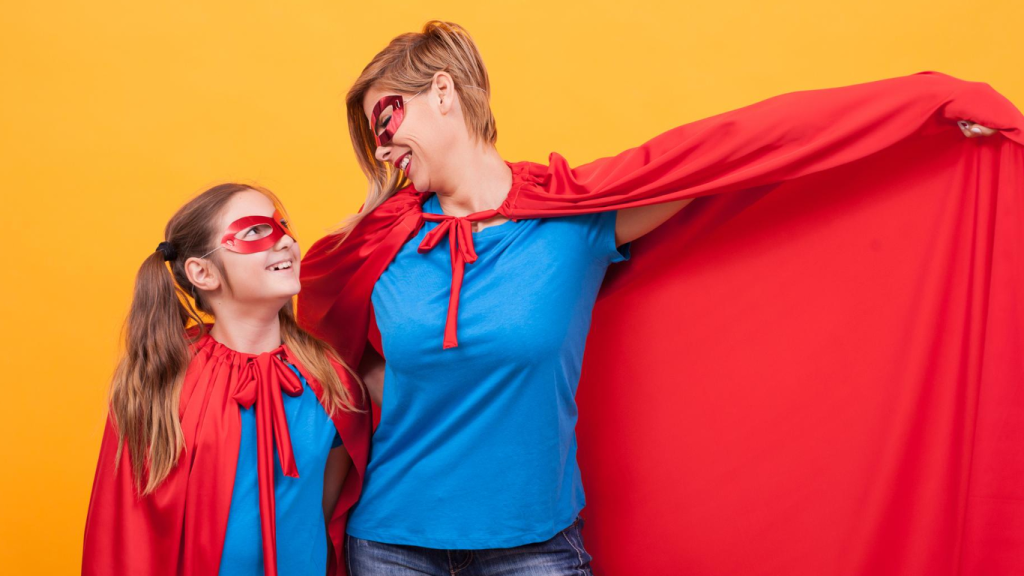 Mãe e filha vestidas com roupa de super-heroínas, para falar sobre os tais superpoderes das mães