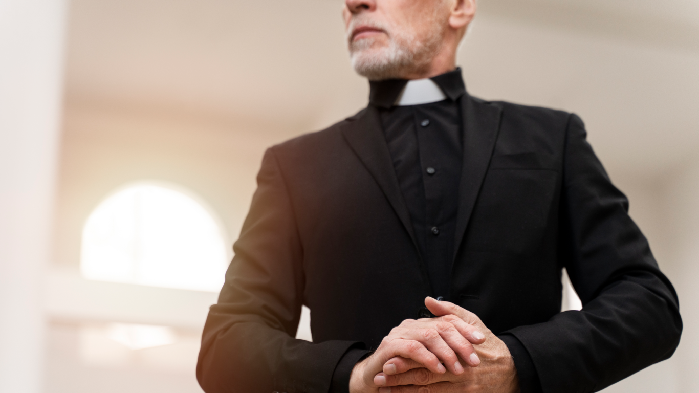 Padre de meia idade, para falar sobre o cuidado psicológico para sacerdotes e religiosos