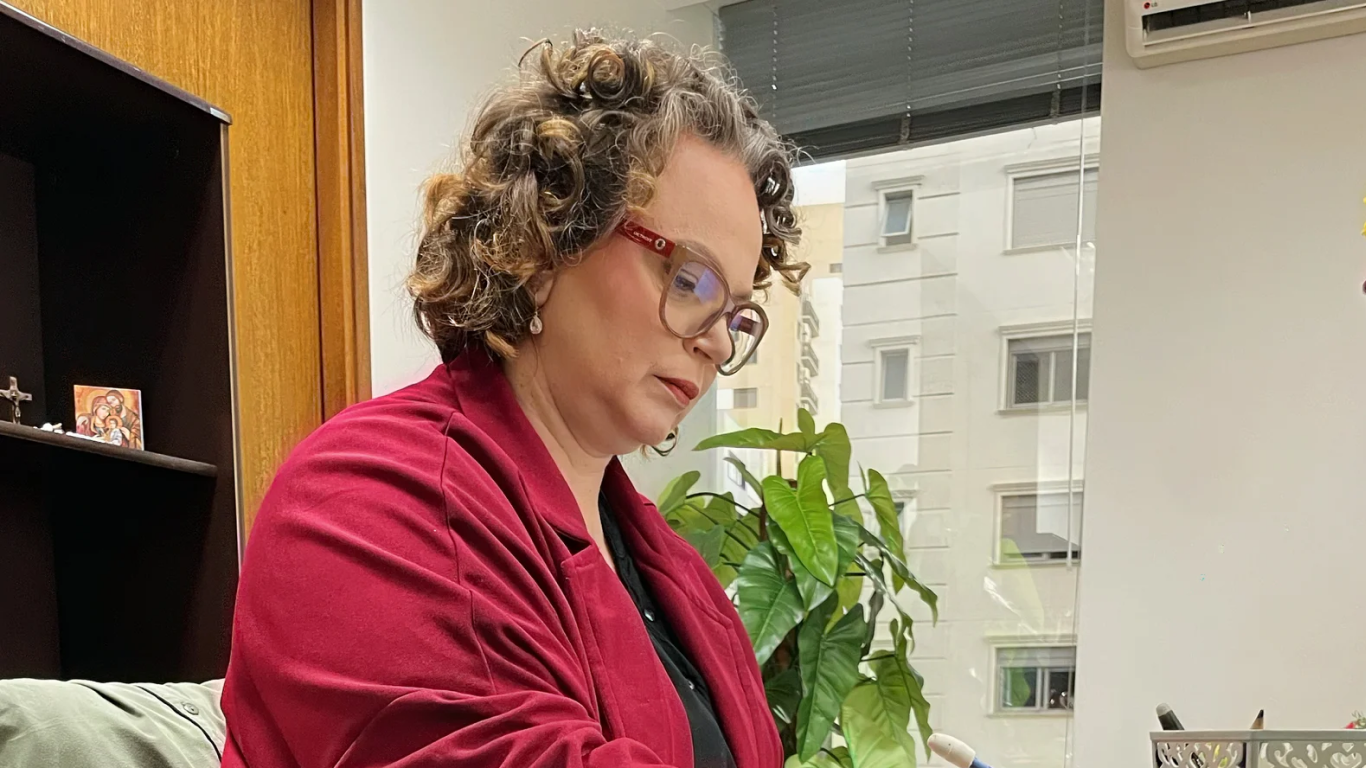 No dia do psicólogo, Geise Devit atendendo em seu consultório