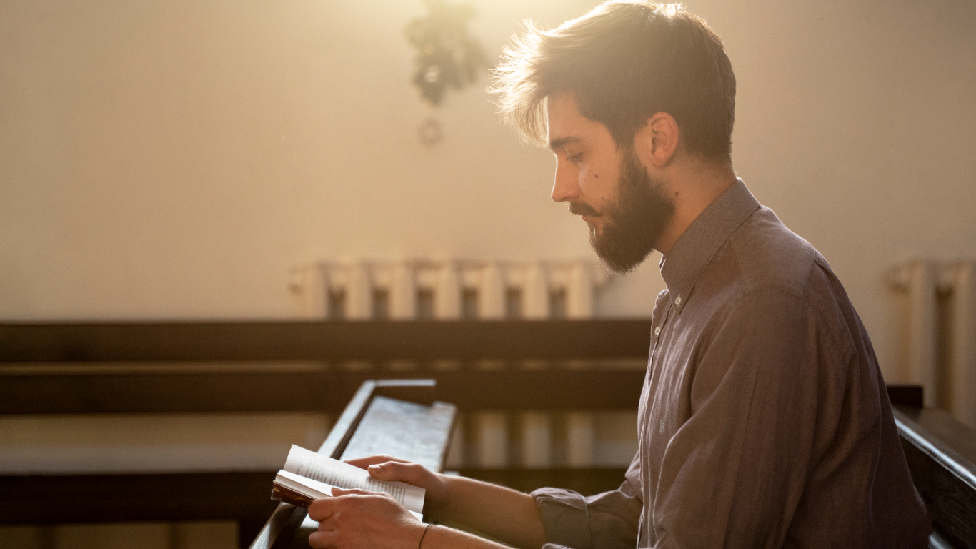 Homem rezando na igreja, pensando no papel da psicologia no acompanhamento espiritual