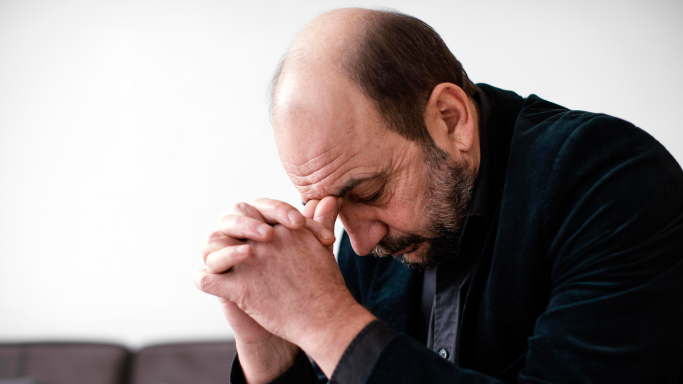 Religioso com sintomas de síndrome de burnout
