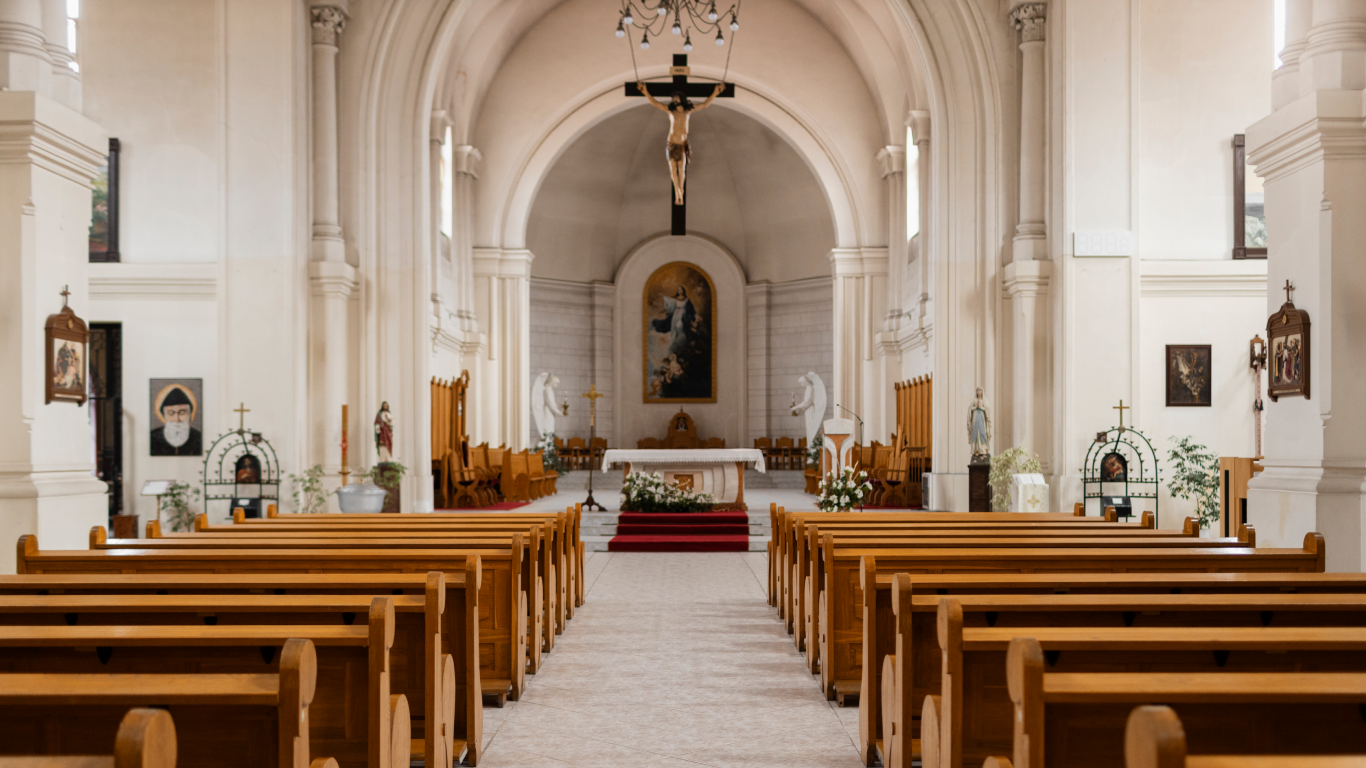 Interior de uma igreja católica, para falar sobre psicologia e fé