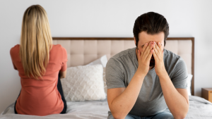 Casal precisando restaurar o casamento em crise