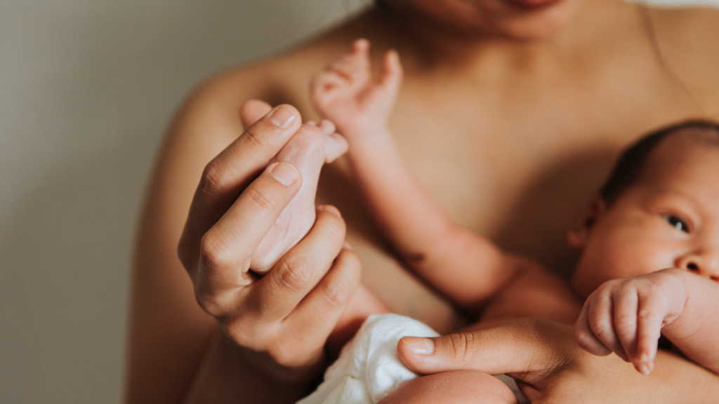 Mãe com bebê recém nascido no colo, para falar sobre como fica a mente da mulher no puerpério