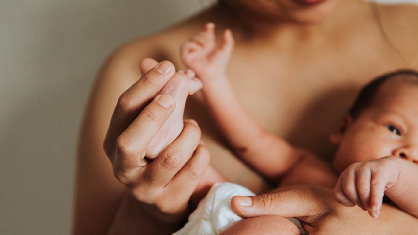 Mãe com bebê recém nascido no colo, para falar sobre como fica a mente da mulher no puerpério