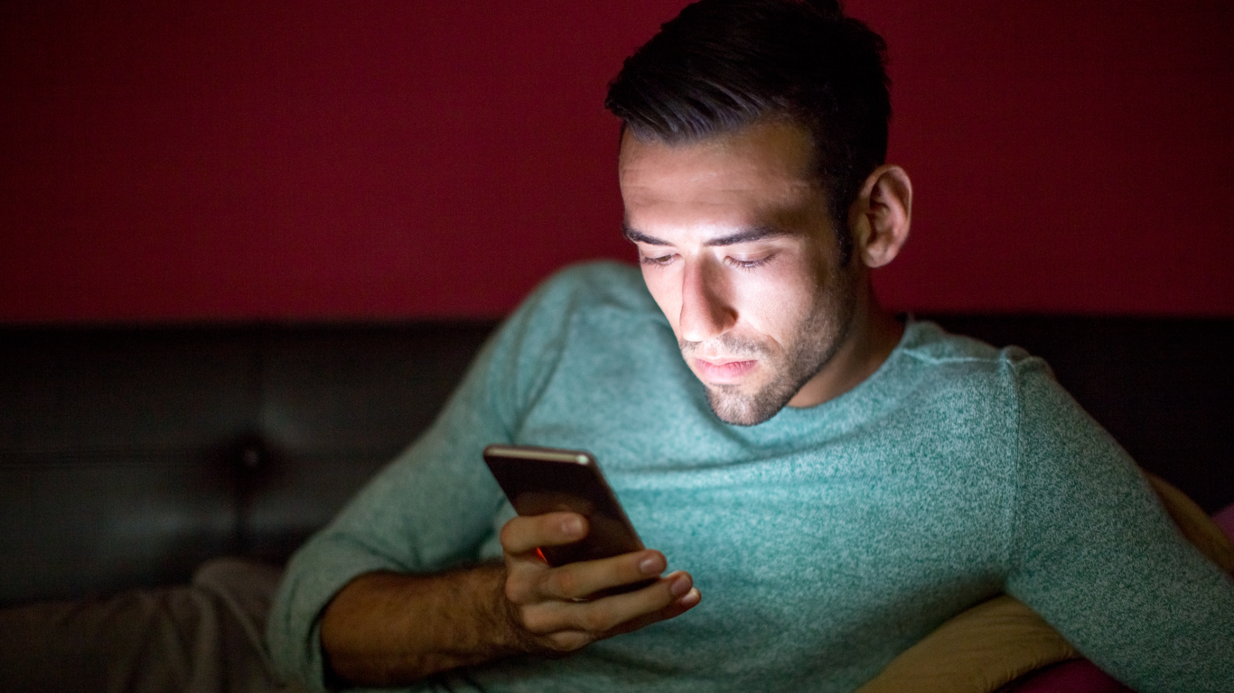 Homem sofrendo com o vício da pornografia