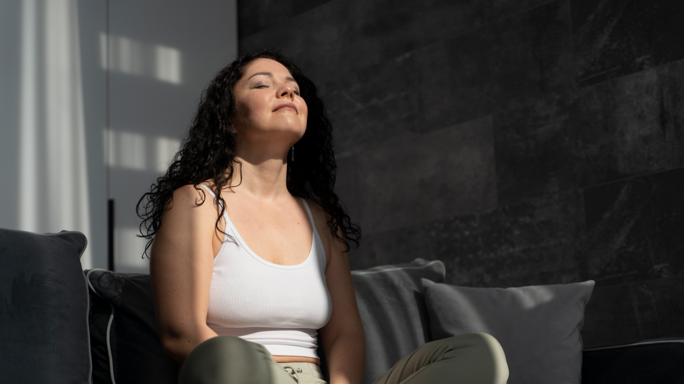 Mulher sozinha rezando, para falar sobre a relação entre saúde mental e espiritualidade