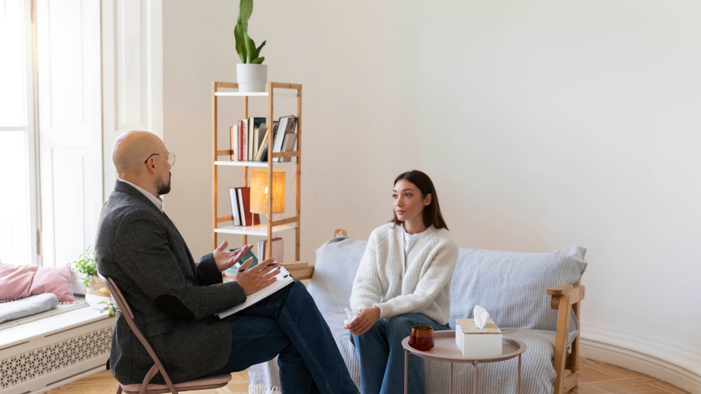 Psicólogo conversando com a paciente no consultório sobre o principal objetivo da logoterapia